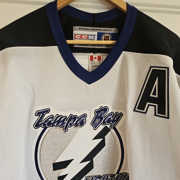 Vincent lecavalier autographed Tampa Bay jersey - Picture 3 of 3